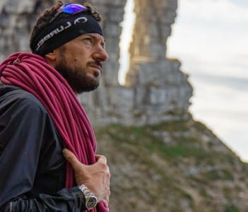 Foto di Francesco Maria Sauro di profilo con la corda d'arrampicata sulla spalla